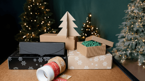 Kartony ozdobne i świąteczne – jak podkreślić wyjątkowy charakter przesyłki?