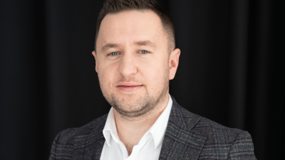 Co powstanie po zmieszaniu łodyg roślin i odpadów tartacznych? The True Green z dofinansowaniem w ramach FENG na realizację ekokompozytu Gramber