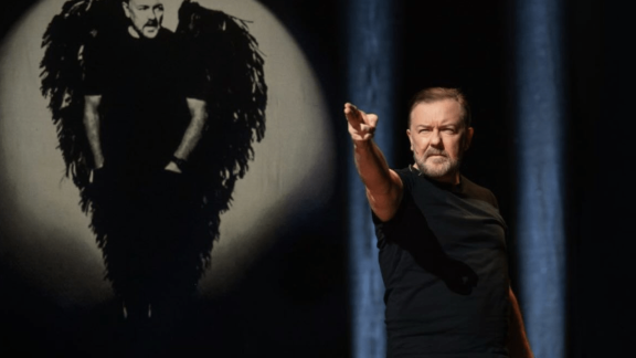 Wolność słowa podczas pitchdecku: dlaczego warto obejrzeć nowy program Ricky’ego Gervaisa