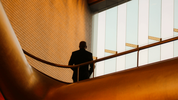 Koniec tabu w Dolinie Krzemowej: Sequoia Capital inwestuje w Anthropic mimo udziałów w OpenAI