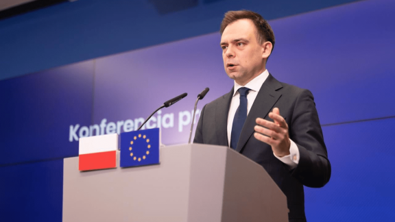 Mniej etatów i niższe koszty. Ministerstwo Cyfryzacji ma nowy plan na kontrolę systemów AI