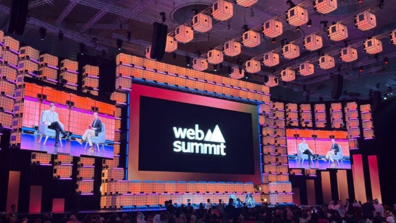 Głos zamiast ekranu? ElevenLabs zapowiada rewolucję w komunikacji z AI