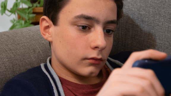 Platformy społecznościowe i nastolatkowie: Polska pójdzie śladem Australii i Francji?