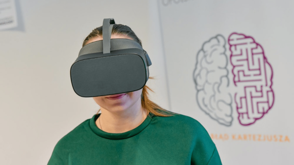 „Wdech, wydech, zanurzenie”, czyli wirtualna ucieczka od depresji. Studenci z Opola testują technologię VR w terapii młodzieży