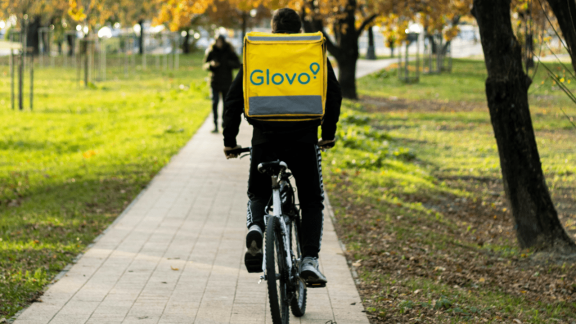 Dowodem dowód tożsamości. Glovo z karą 5,9 mln PLN od UOKiK