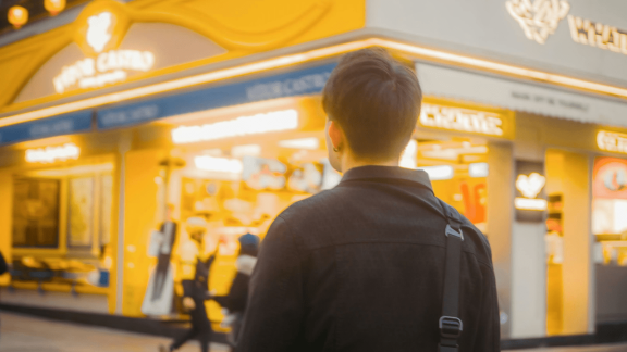 Polak, city break i odroczone płatności: zakupy kartą PayPo także za granicą i w obcych walutach