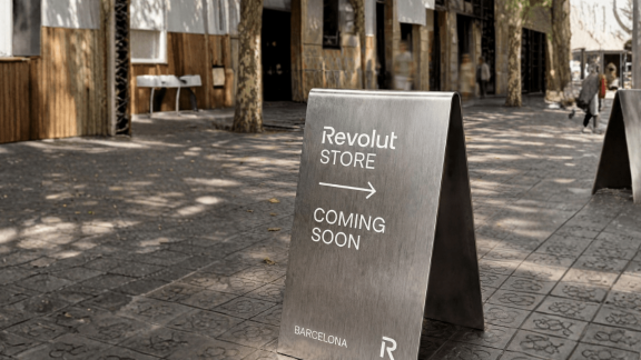Revolut wychodzi z aplikacji na ulicę. Fintech otwiera swój pierwszy sklep stacjonarny