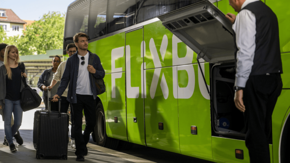 FlixBus stawia na Revolut Pay: globalne partnerstwo ułatwi rezerwację biletów
