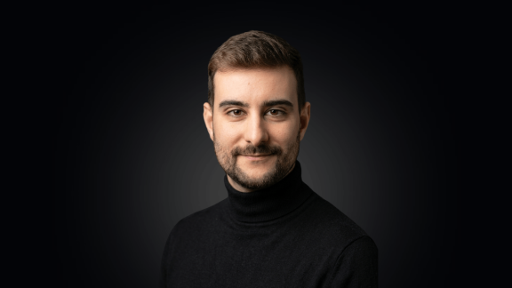 „Wszyscy mają to samo i nikt się tym nie interesuje”. Jak programista walczy o sprawiedliwość na rynku opieki nad seniorami? – Wojciech Czarnocki (TwójOpiekun)