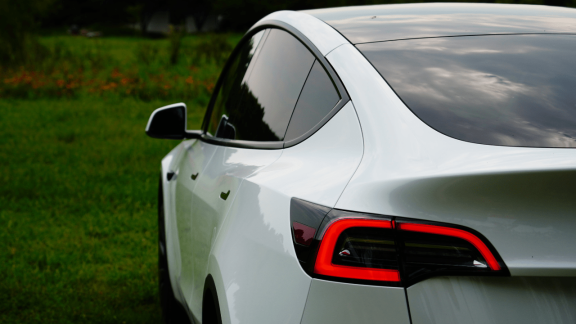 Tesla odpiera zarzuty po śmiertelnym wypadku w Teksasie. Dane z pojazdu kontra wersja kierowcy