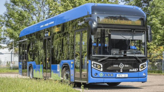 Stoi na zajezdni autobus na wodór: krakowskie MPK MA 10 nowych pojazdów