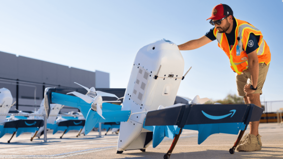 Amazon rozbudowuje Prime Air. Dostawy dronami trafią do blisko 500 miast i miejscowości