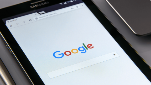 Google ustępuje pod naciskiem Unii Europejskiej: zmiana polityki antyspamowej pozwoli uniknąć potężnej kary