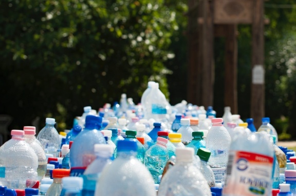 Naukowcy z UMK w Toruniu wynaleźli preparat, który pomoże w walce z plastikowymi odpadami
