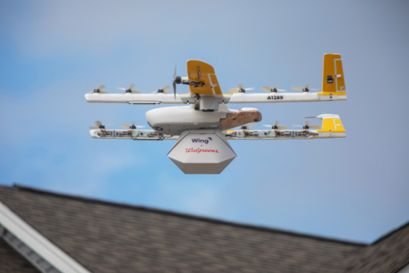 Alphabet realizuje pierwsze komercyjne przesyłki kurierskie przy pomocy dronów