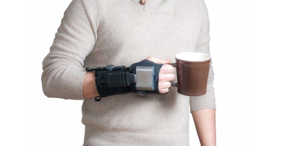 Firma Steadiwear stworzyła rękawicę dla osób cierpiących na Parkinsona