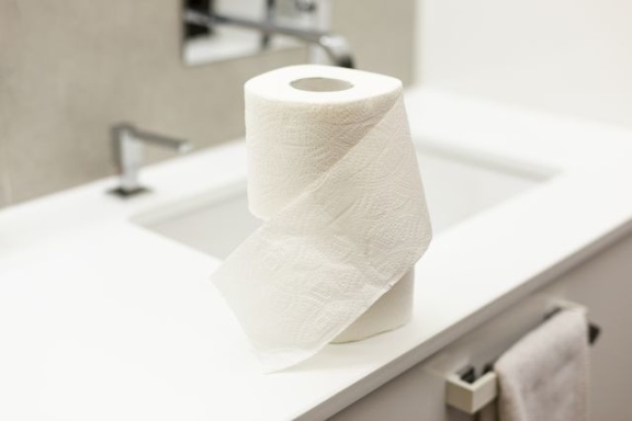 Brak papieru toaletowego? White Goat zamienia zwykłe kartki na papier toaletowy