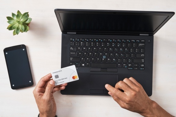 American Express, Discover, Mastercard i Visa wzmocnią globalną ekspansję rozwiązania oferującego płatności kartą za zakupy online