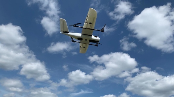 PKN ORLEN intensyfikuje współpracę ze startupami. Przetestował drona na potrzeby monitoringu bezpieczeństwa rurociągu