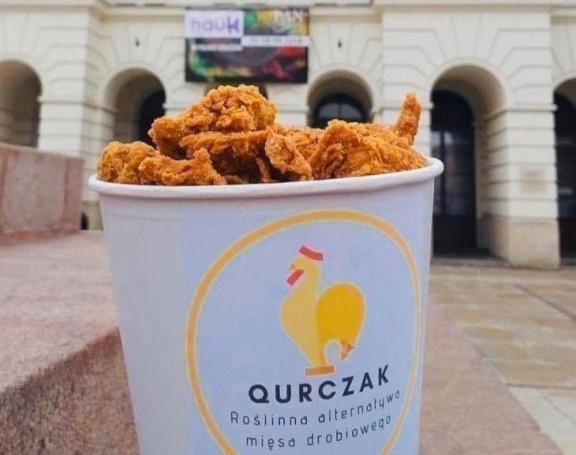 Polski startup stworzył roślinnego kurczaka, który do złudzenia przypomina mięso