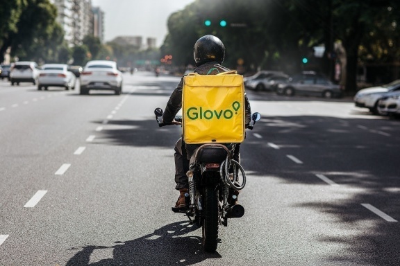 Glovo pozyskało 450 milionów euro w ramach finansowania rundy serii F prowadzonej przez Lugard  Road Capital i Luxor Capital Group