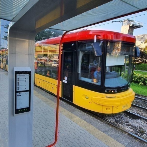 Pierwszy e-papierowy rozkład jazdy działa już na przystanku tramwajowym Muzeum Powstania Warszawskiego