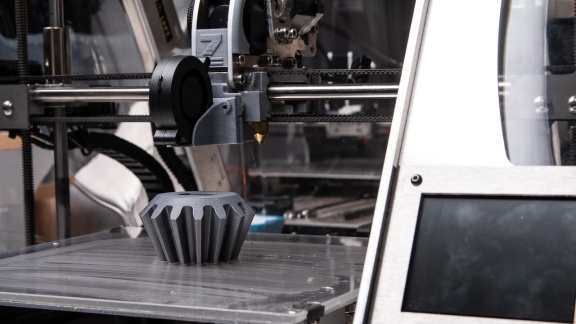 Dzięki drukowi 3D wyprodukujesz części samochodowe, wiatraki, a nawet… domy. Jak druk 3D zmienia przemysł?
