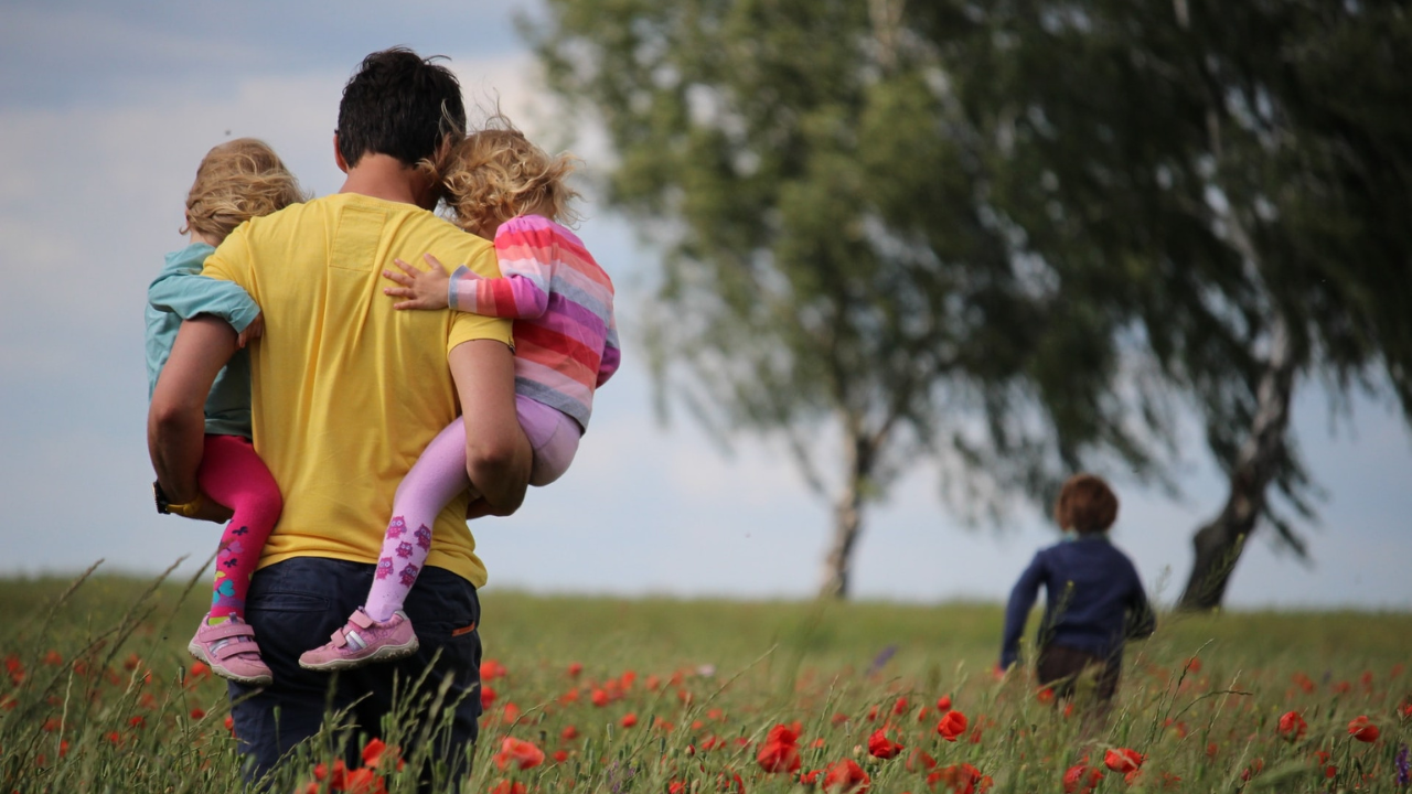 Zmęczony jak rodzic? Unijna dyrektywa work-life balance zmienia Kodeks Pracy