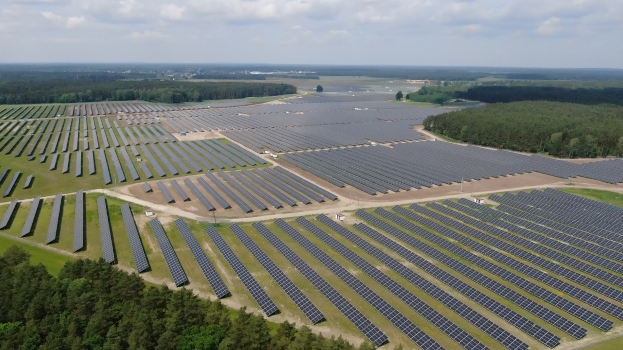 Grupa ORLEN zakończyła budowę farmy fotowoltaicznej w okolicach Wielbarka. Zasili energią 30 000 domów