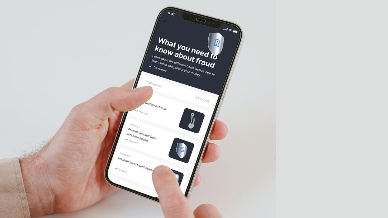 Revolut zainwestował w mobilną platformę edukacji finansowej. Nowy kurs ma pomóc klientom wygrać z oszustami