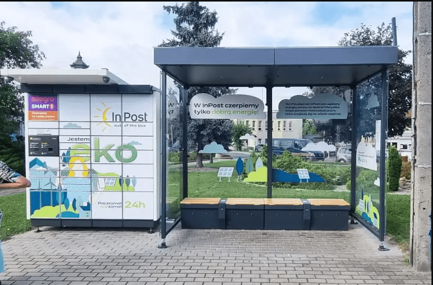 Solarna wiata autobusowa SEEDiA zintegrowana z maszyną Paczkomat®.