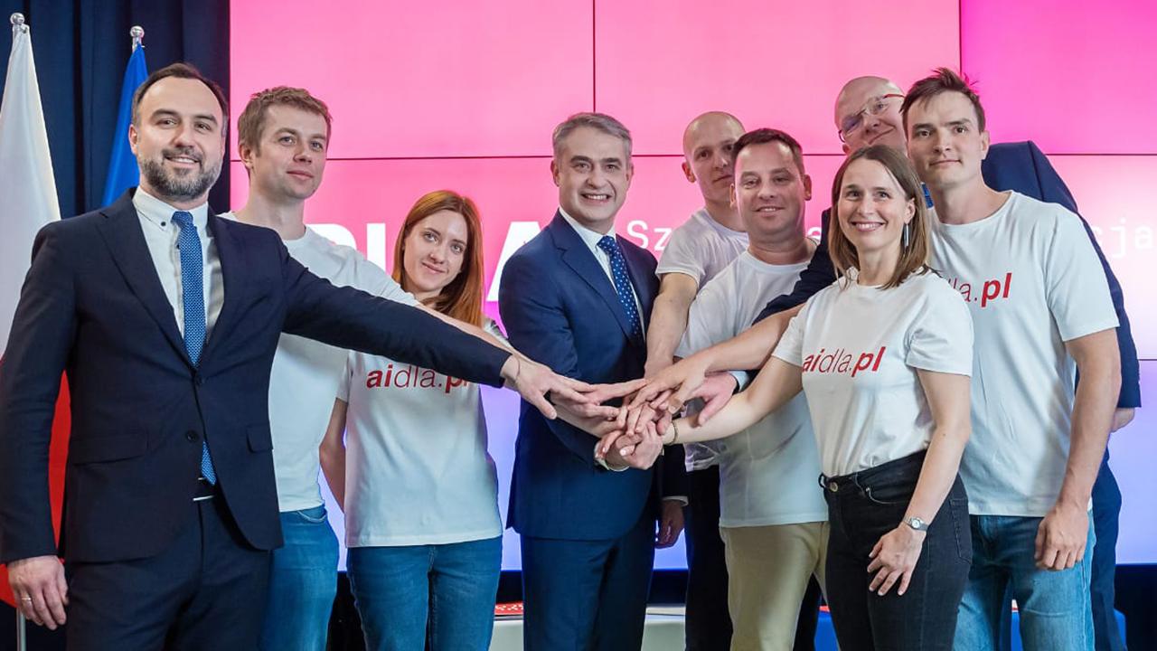 Władza przygląda się sztucznej inteligencji: ważne inicjatywy w Polsce i w USA dotyczące AI