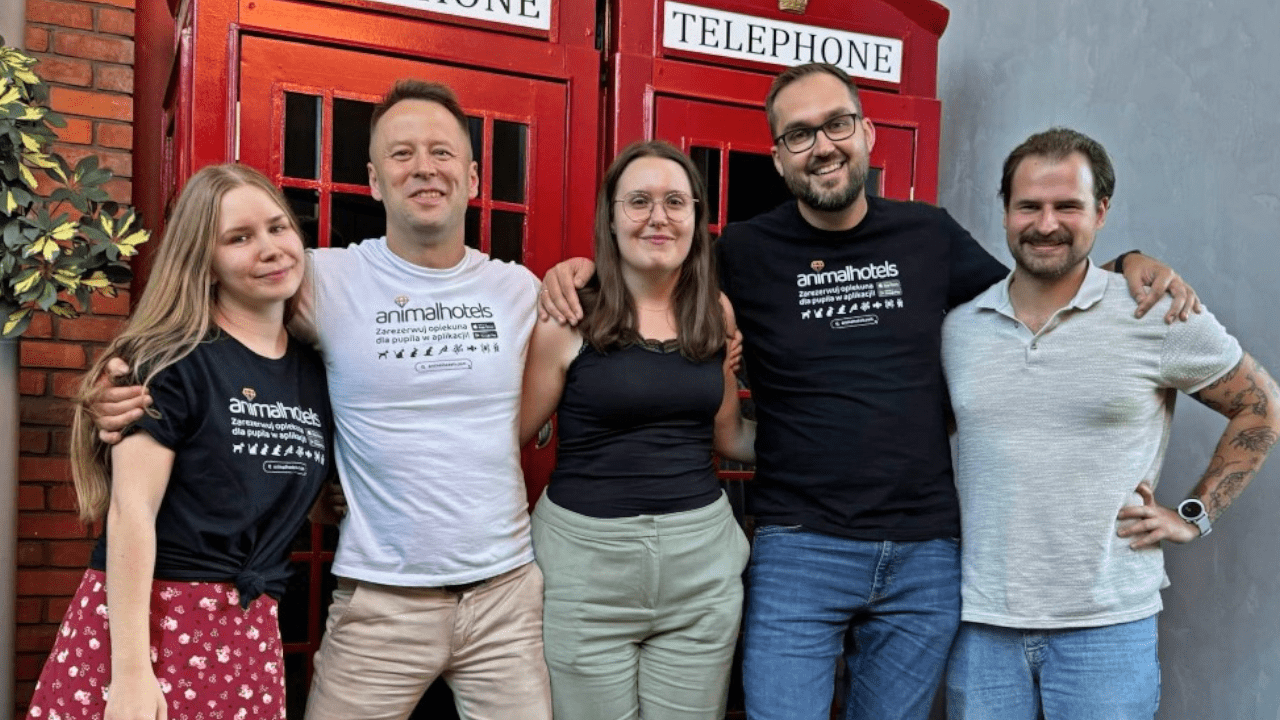 Brytyjskie czworonogi merdają ogonami: Animalhotels debiutuje nad Tamizą i pozyskuje ponad milion złotych w rundzie