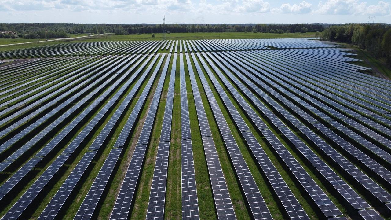 Sunly pozyskuje 85 mln euro na budowę farm słonecznych. Zasilą one 180 tys. domów na Łotwie