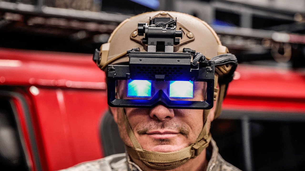 W tych okularach żołnierz może „widzieć” przez ściany pojazdu: Honeywell i Wojskowe Zakłady Elektroniczne z nowymi goglami 360 stopni