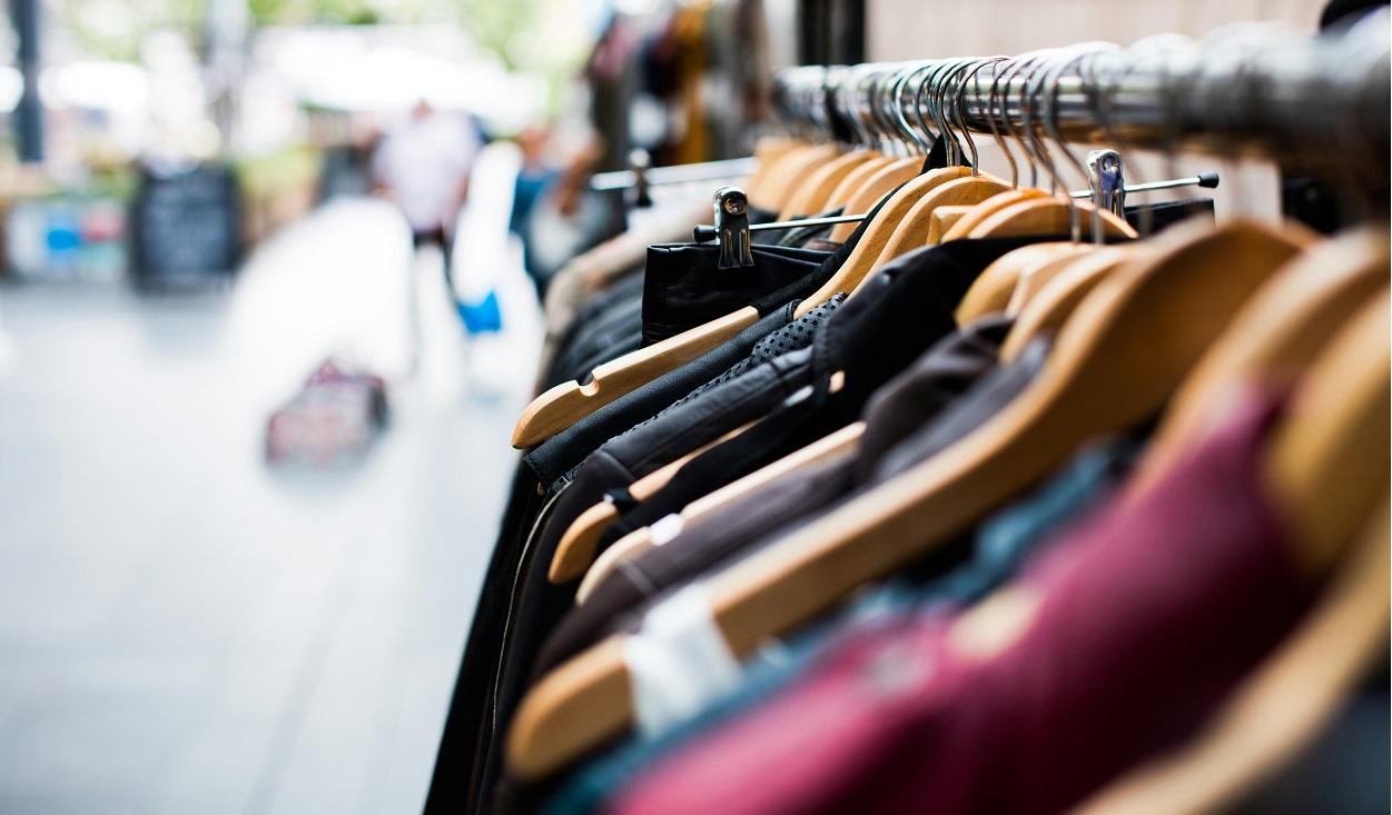 Co trzeci element garderoby w Polsce będzie z drugiej ręki. Te firmy napędzają zmianę