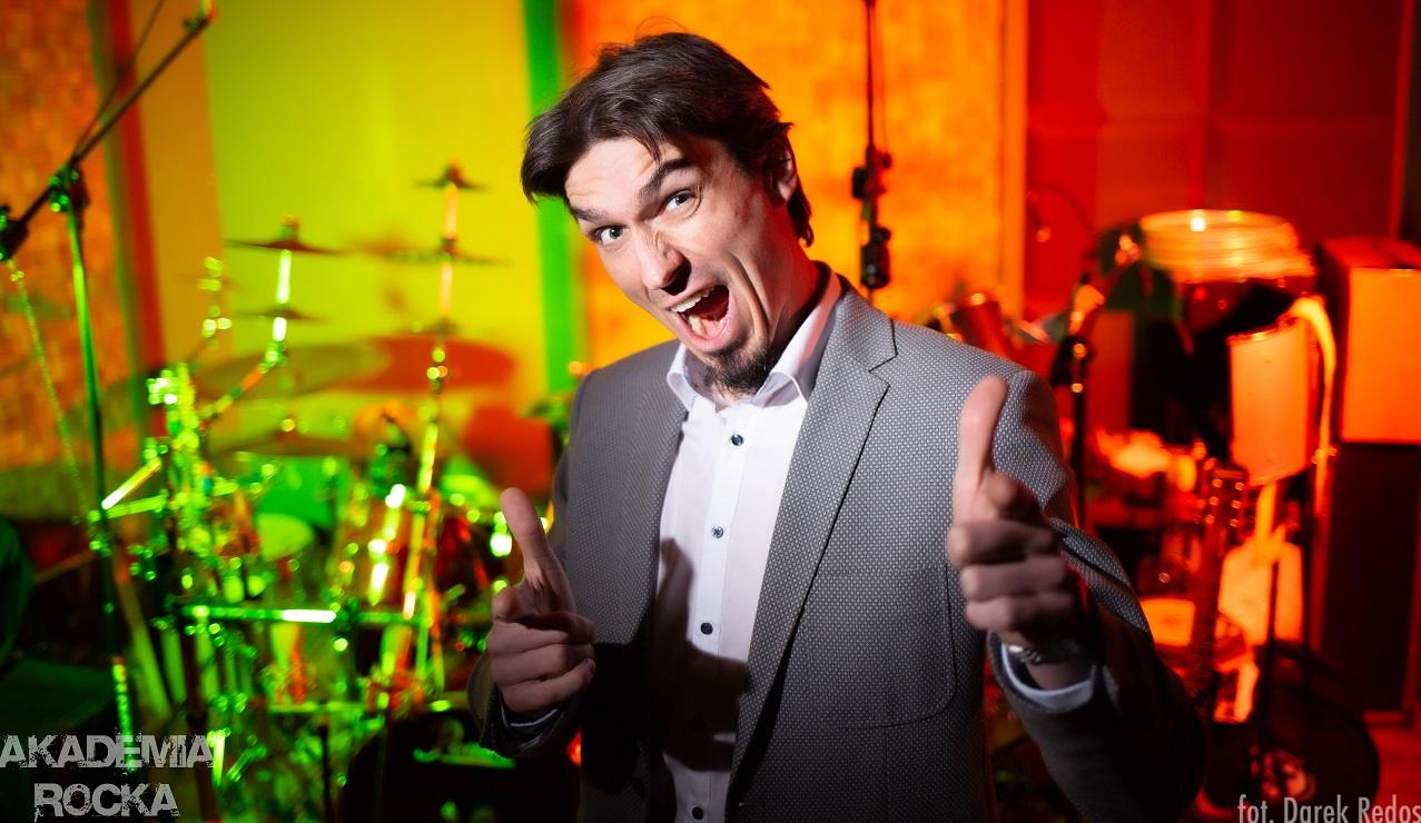 „Nie musisz być wirtuozem, żeby czerpać frajdę z grania i tworzenia” – rozmawiamy z Maciejem Michniewiczem o Akademii Rocka