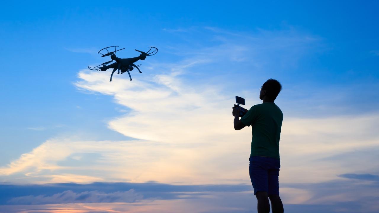 Latasz dronem? Te nowe przepisy mogą Cię drogo kosztować. Co się zmieniło?