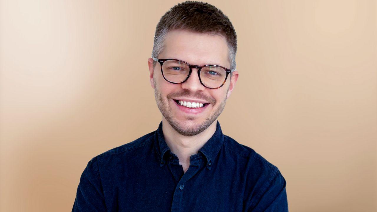 „Postanowiliśmy zaufać intuicji i naszym użytkownikom – jak adekwatnie rozwiązywać ich problemy”. Piotr Bombol opowiada o Adaily – startupie AI dla marketerów