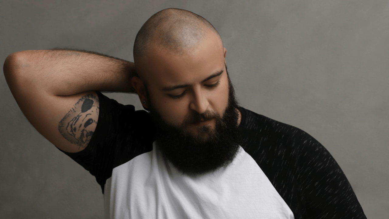 Łyso Ci? Niepotrzebnie. AI spieszy na ratunek Twoim włosom