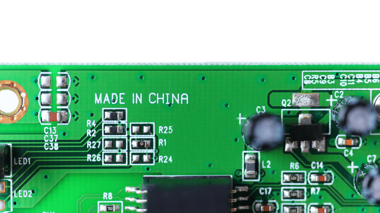 Fałszywe paszporty, inżynierowie-widma, tajne laboratorium. Chiny chcą złamać monopol Zachodu na chipy