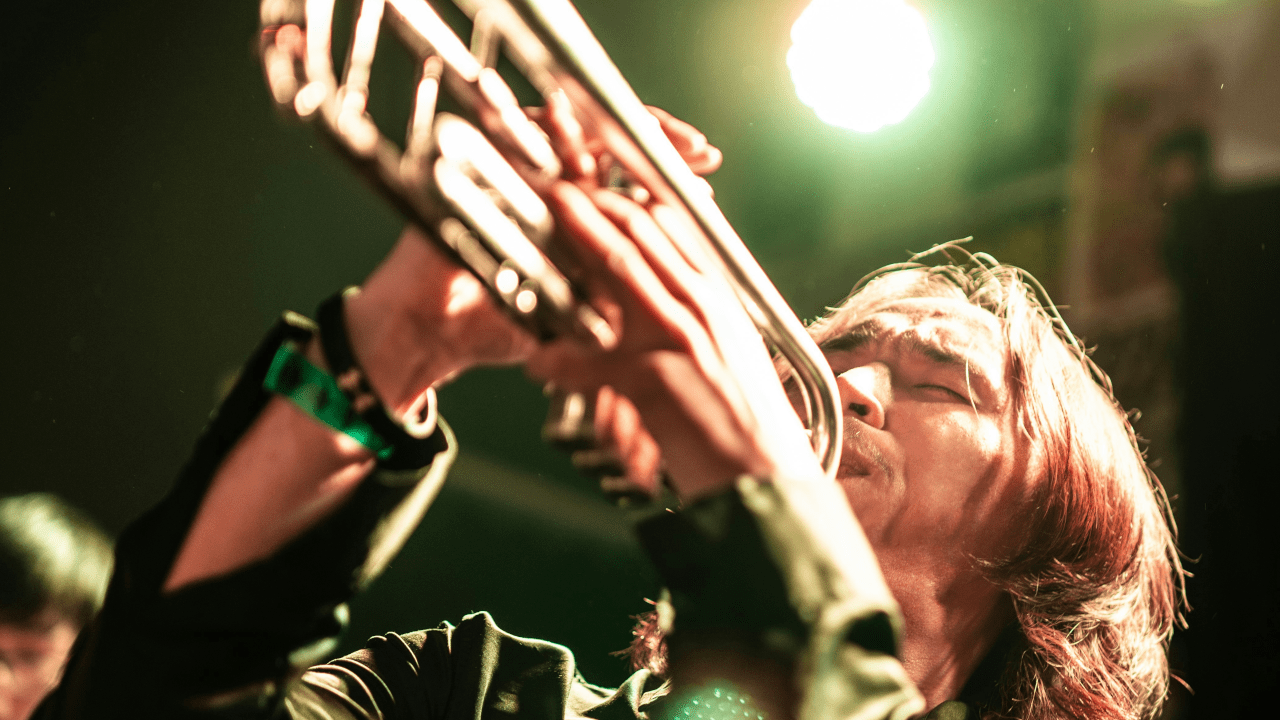 Founderze, nie fałszuj! ZAiKS Creative Lab publikuje darmowy „Przewodnik po prawach autorskich dla startupów”