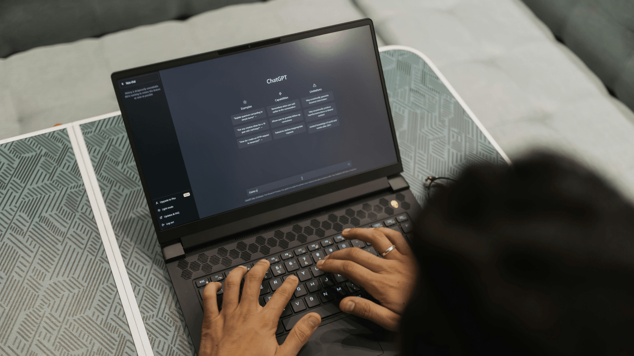 OpenAI rezygnuje z erotycznego trybu i innych projektów pobocznych. Firma stawia na wojsko i biznes