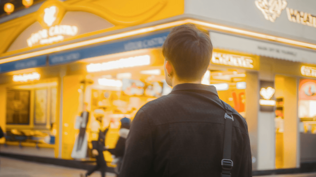 Polak, city break i odroczone płatności: zakupy kartą PayPo także za granicą i w obcych walutach