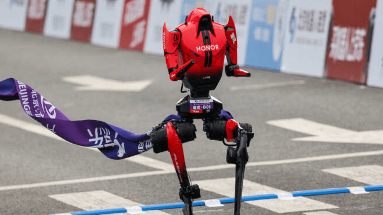 Czy Edek Warchocki dogoni „Błyskawicę”? Humanoidalny robot miażdży biegaczy na pekińskim półmaratonie