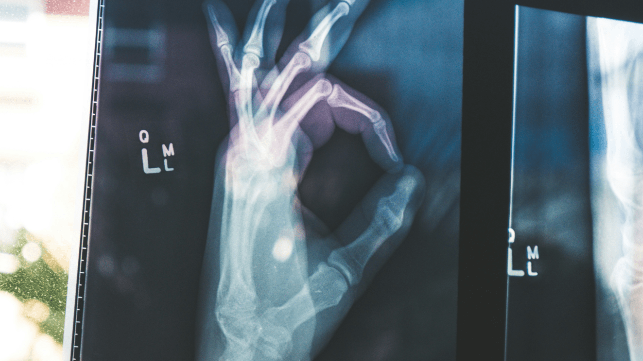 Deepfake w białym fartuchu