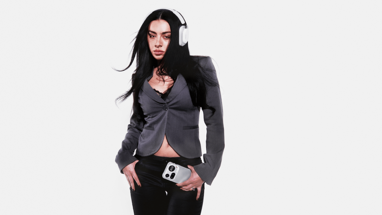 Charli xcx wchodzi w świat technologii. Brytyjska gwiazda pop inwestuje w markę Nothing