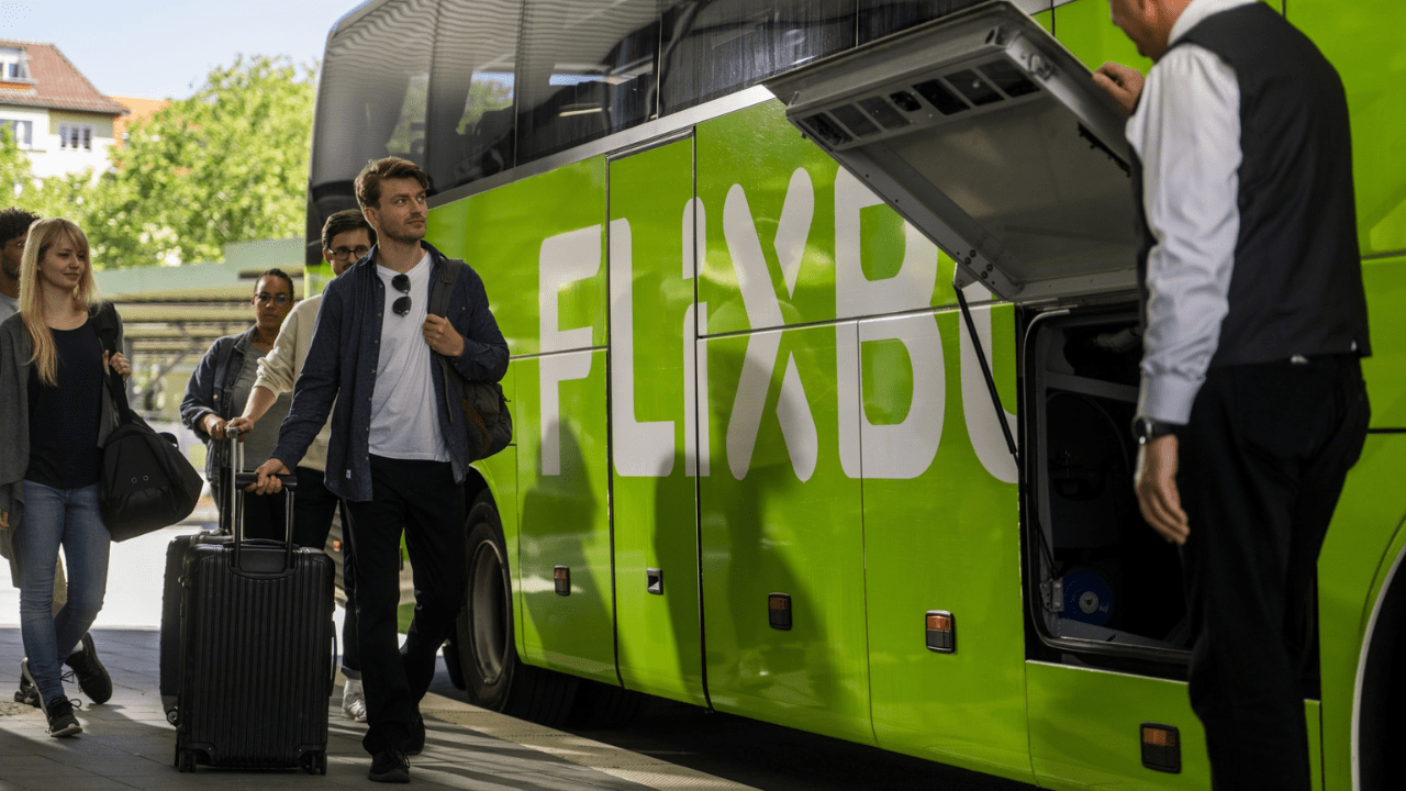 FlixBus stawia na Revolut Pay: globalne partnerstwo ułatwi rezerwację biletów