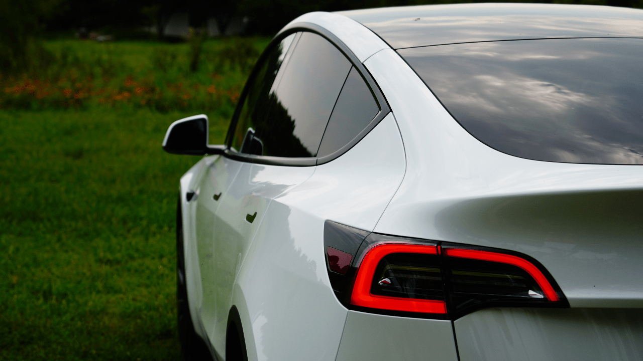 Tesla odpiera zarzuty po śmiertelnym wypadku w Teksasie. Dane z pojazdu kontra wersja kierowcy