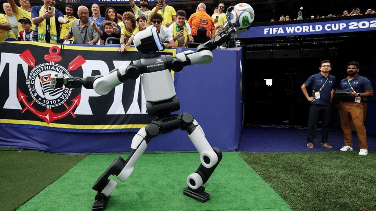 Robot Atlas na Mistrzostwach Świata. Humanoidalna rewolucja Hyundai i Boston Dynamics na boisku